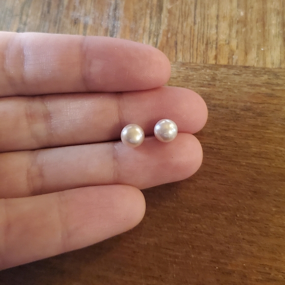 NWOT Tiny 6mm Silver Purple Freshwater Pearl Studs - Picture 5 of 7